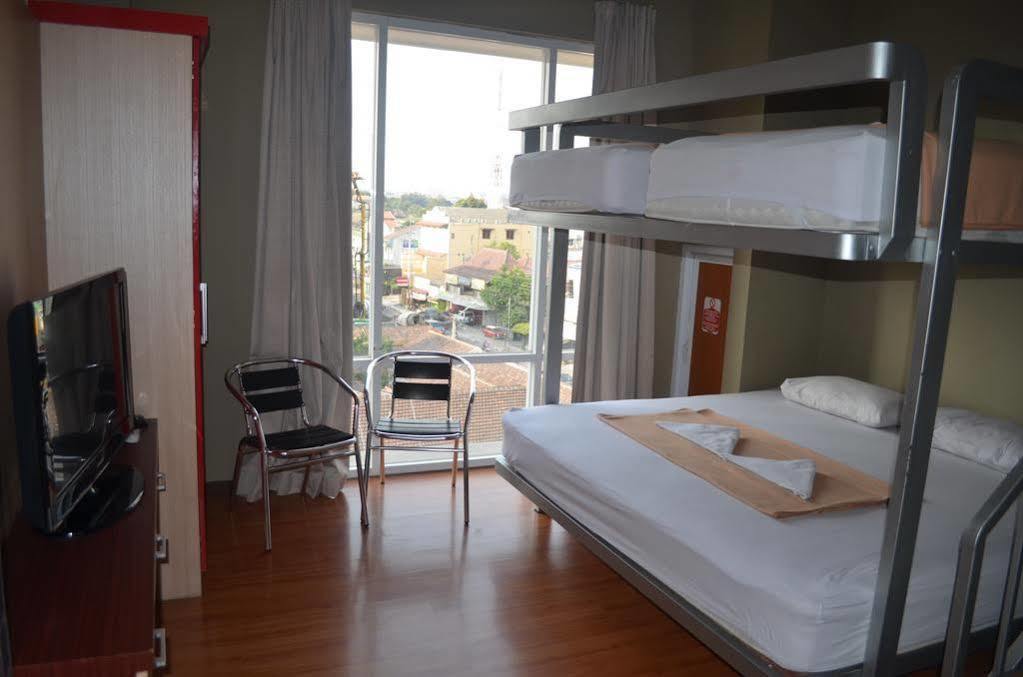Edu Hostel Джокякарта Екстериор снимка